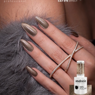 Mão com unhas douradas metalizadas com anel dourado e verniz gel Andreia Professional FE3