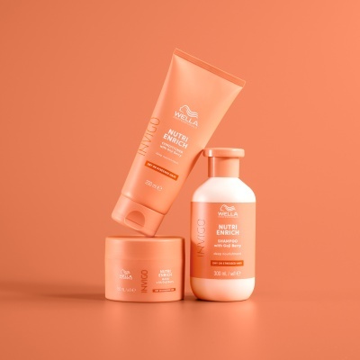 Produtos Wella Nutri Enrich laranja sobre fundo laranja