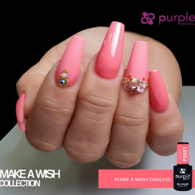 Unhas artificiais rosa com decoração de cristais e texto promocional