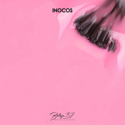 Pincel de verniz rosa com texto INOCOS sobre fundo rosa brilhante