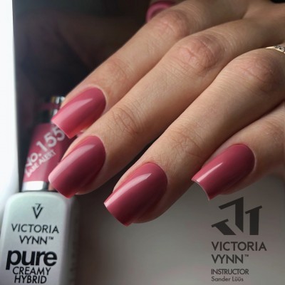 Unhas com verniz gel rosa ao lado de frasco de verniz Victoria Vynn e texto do instrutor