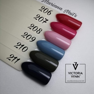 Mostruário de verniz de unhas com cinco cores diferentes e logótipo Victoria Vynn