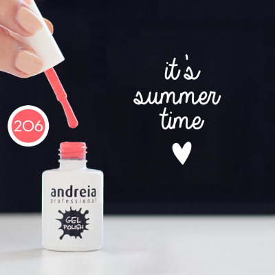 Verniz gel para unhas coral da andreia professional com texto 'it's summer time' no fundo.