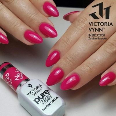 Unhas com verniz rosa brilhante e frasco de verniz Victoria Vynn