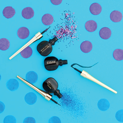 Três delineadores líquidos pretos com tampa dourada em fundo azul com bolinhas roxas