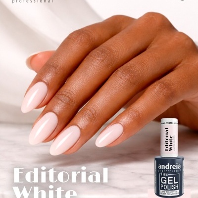 Esmalte em gel branco da andreia professional em unhas pintadas e embalagem ao lado