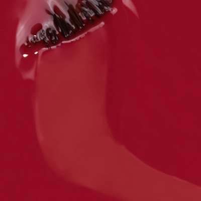 Superfície vermelha brilhante com relevo preto em close-up