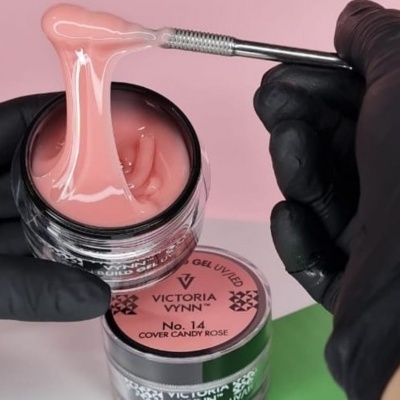 Frasco de gel rosa da marca Victoria Vynn com espátula e luvas pretas