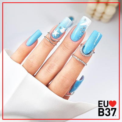 Unhas artificiais azuis com motivos marinhos e argolas prateadas