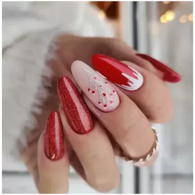 Unhas compridas com esmalte vermelho, glitter e designs florais em nude e branco