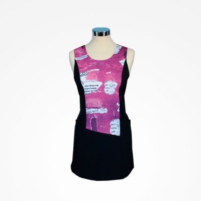 Vestido feminino rosa com textos brancos e laterais pretas em manequim