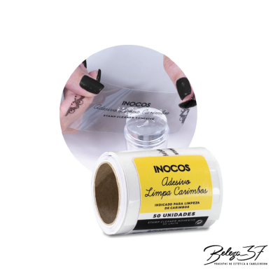 Rolo de adesivos limpos para carimbos da INOCOS com etiqueta amarela e branca e mão a usar adesivo transparente