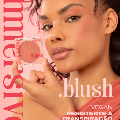 Mulher segura blush em caixa transparente cor de pêssego com texto do produto em português