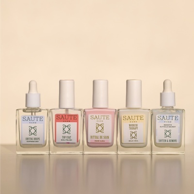 Produtos SAUTE CARE para cuidado de unhas em frascos de vidro com tampas brancas.