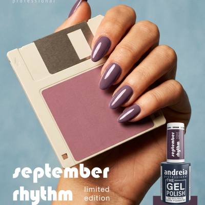 Mão com unhas pintadas de verniz violeta segurando disquete com imagem de verniz gel à direita e texto promocional.