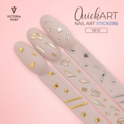 adesivos para arte de unhas QuickART em tons dourado e prata em unhas bege
