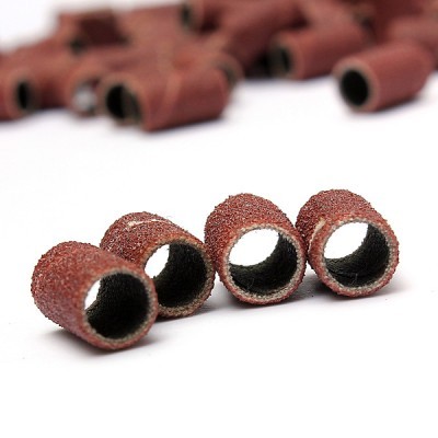 Anéis abrasivos marrons para lixar em fundo branco