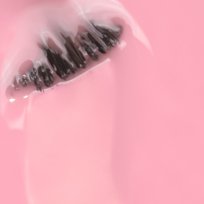 Rímel preto com aplicador e fundo rosa