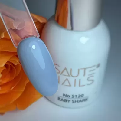 Frasco de verniz de unhas branco com amostra azul pastel e flor laranja