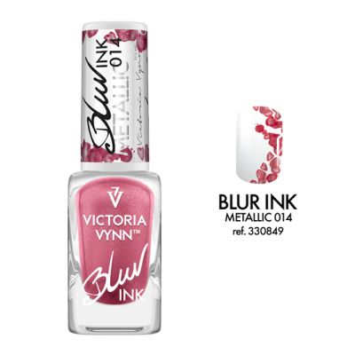 Esmalte de unhas rosa metálico Victoria Vynn Blur Ink Metallic 014 com amostra decorada