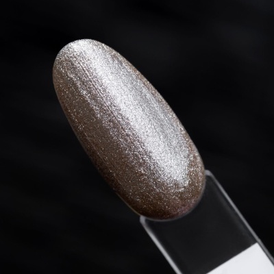 Amostra de esmalte de unhas prateado metálico numa base transparente