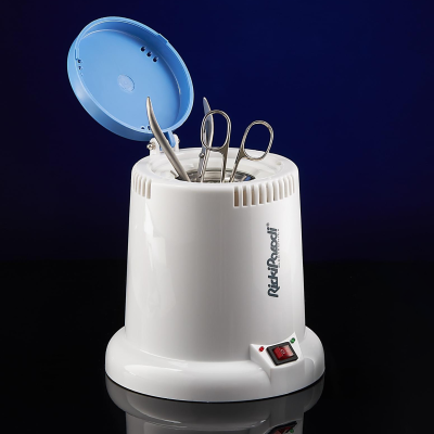 Esterilizador branco com tampa azul translúcida e instrumentos em aço inoxidável