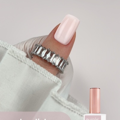 Frasco e unha pintada com verniz em gel branco rosado 014 bliss purple Professional.