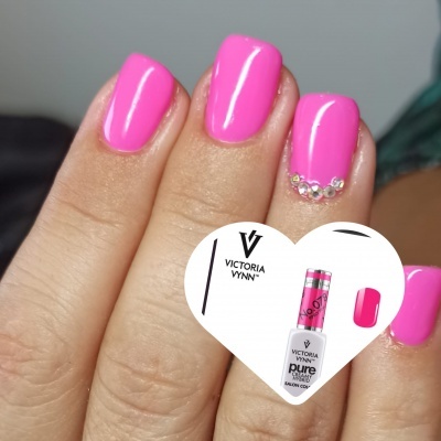 Unhas pintadas de rosa fluorescente com decoração brilhante