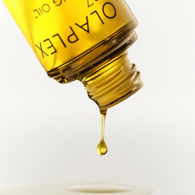 Garrafa amarela de óleo OLAPLEX a pingar