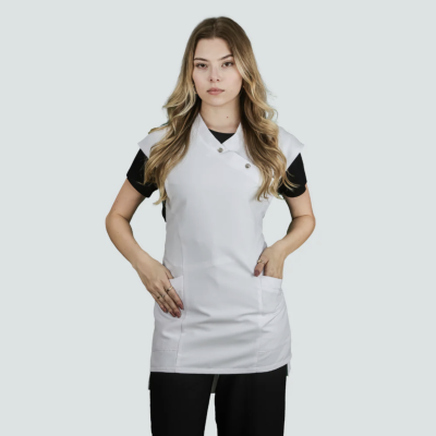 Camisola branca com botões e bolsos frontais em fundo cinza claro