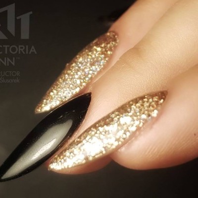 Unhas artificiais com glitter dourado e preto brilhante