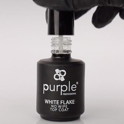 Frasco preto de verniz unicolor com texto branco e escova a sair da tampa.