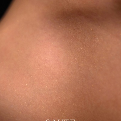 Close-up de pele com brilhos dourados e texto SAUTE CARE