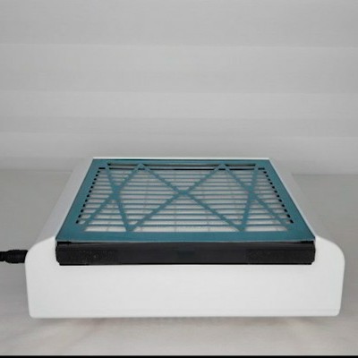 Dispositivo branco com grade azul e cabo preto