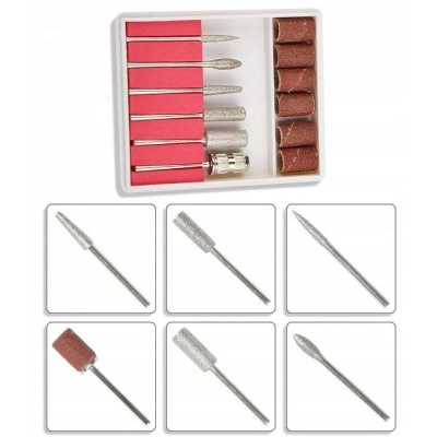 Conjunto de ferramentas de manicure com pontas metálicas e lixas castanhas em caixa branca