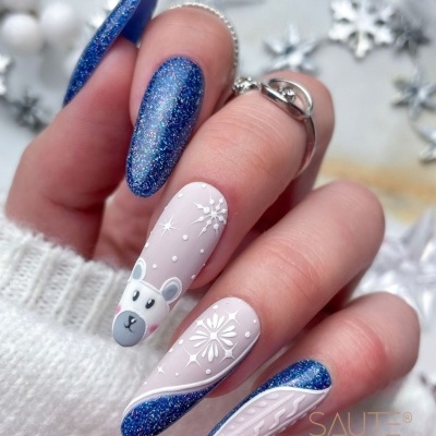 Unhas decoradas com design de inverno azul e branco com urso polar