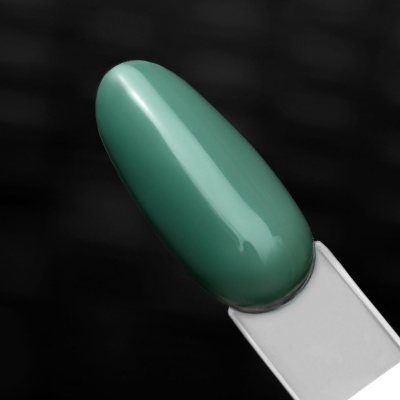 Amostra de verniz de unha verde em suporte branco