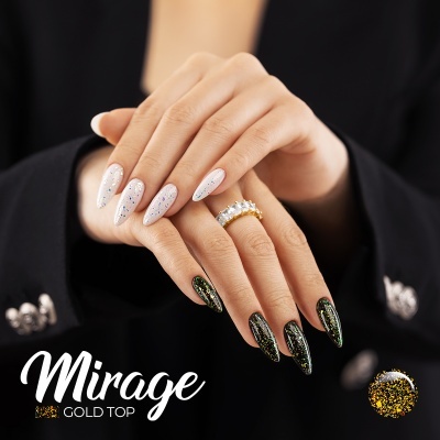 Mãos femininas com unhas postiças nas cores preto com glitter dourado e branco com glitter prateado