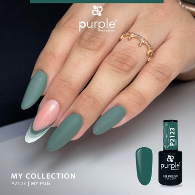 Unhas em gel verniz em verde e rosa com detalhes, mão com anel dourado e frasco de verniz Purple P2123.