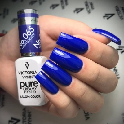 Frasco de verniz de unhas Victoria Vynn com unhas pintadas em azul brilhante