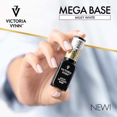 Frasco de verniz gel para unhas Victoria Vynn MEGA BASE MILKY WHITE na mão com unhas pintadas