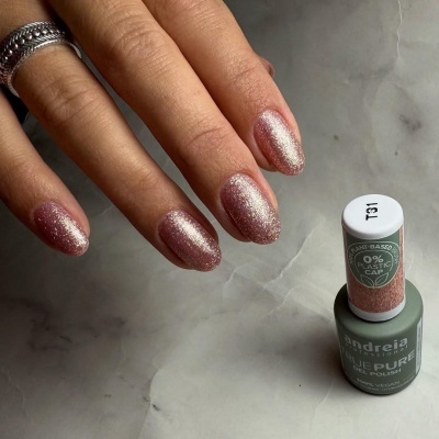 Unhas com verniz rosa brilhante glitter e frasco de verniz Andreia Professional T31