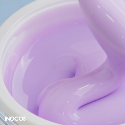 Recipiente aberto com gel lilás brilhante