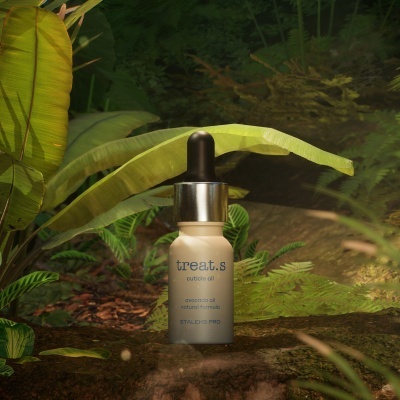 Frasco de óleo para cutículas treat.s em meio a folhas verdes