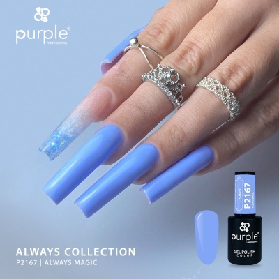 Mão com unhas em gel azul claro e anéis prateados, esmalte Purple P2167