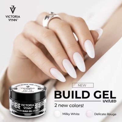 Pote de gel para unhas Victoria Vynn com mão mostrando unhas pintadas de branco milky white