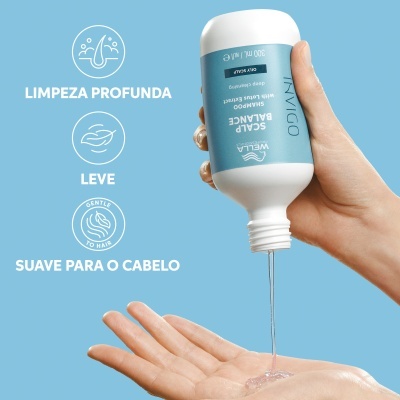 Mão segurando garrafa de shampoo Wella Scalp Balance derramando produto na mão contra fundo azul com texto
