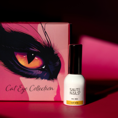 Frasco de verniz de unhas Saute Nails e embalagem da coleção Cat Eye sobre superfície rosa