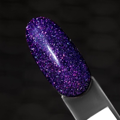 Verniz de unhas brilhante roxo com glitter rosa e lilás em amostra de plástico