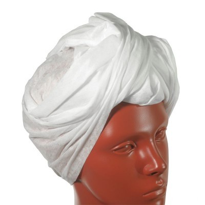 Toalha branca para cabelo em tecido leve na cabeça de manequim castanho